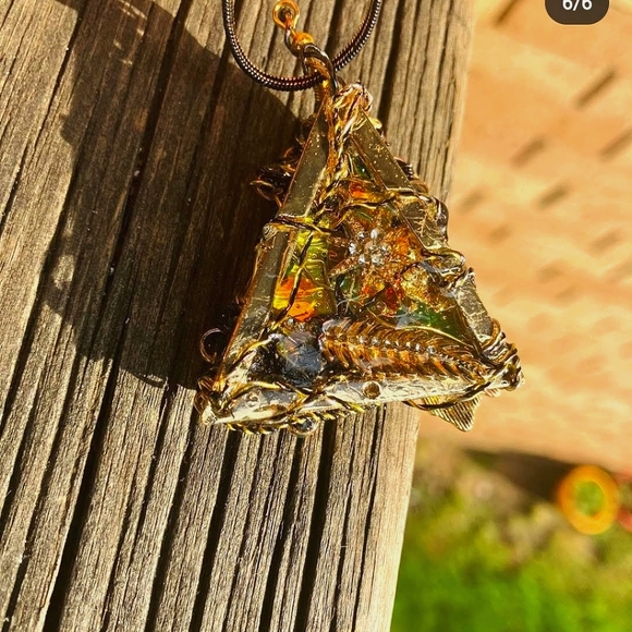 Bee Pendant - Picture 7 of 7